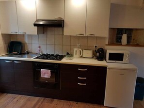 Een koelkast, een magnetron, een oven, een kookplaat