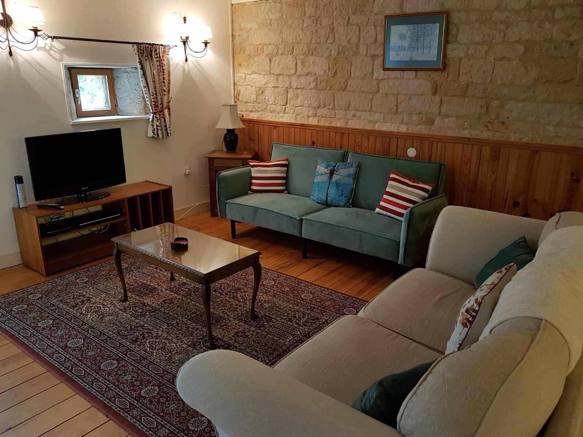 Una televisión, un reproductor de DVD, una mesa de tenis de mesa