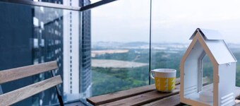 Chic 2BR Dpristine 9 Next to Legoland Free Parking