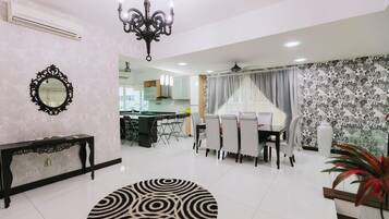 House (6 Bedrooms) | Interior