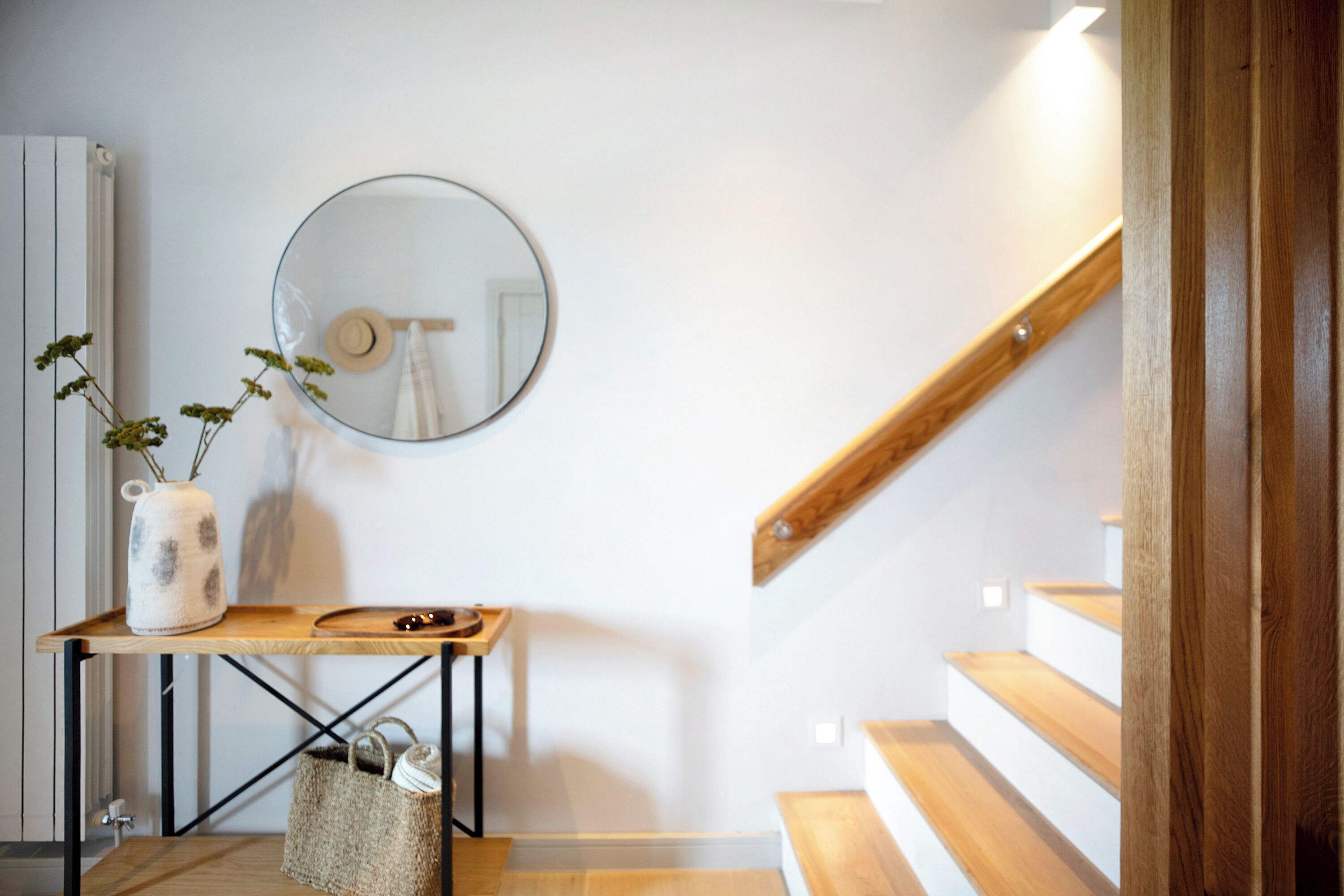 Un escalier avec des marches en bois et une rampe en bois.