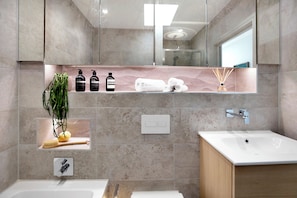 Studio (3 Bedrooms) | Interior
