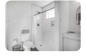 Shower, hair dryer, towels, soap - H-Town Golden Bird Chic Lg Studio 10 the Best of Montrose (Houston)
