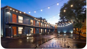 A multi-story building with a wet ground, likely after rain. - H-Town Golden Bird Chic Lg Studio 10 the Best of Montrose (Houston)