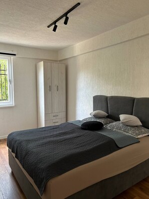 2 chambres, fer et planche à repasser, Wi-Fi, draps fournis