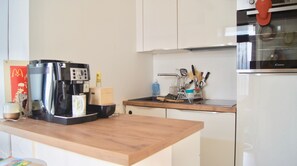 Kühlschrank, Ofen, Geschirrspüler, Wasserkocher mit Kaffee-/Teezubehör