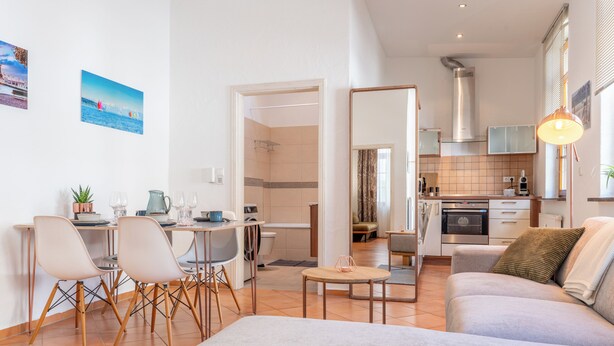 A modern apartment with a dining area, kitchen, and living room. - Copper House - Old Town Constance (Konstanz)