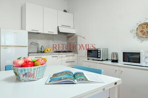 Microwave, stovetop, cookware/dishes/utensils, dining tables