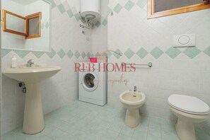 Shower, bidet, towels