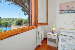 2 bedrooms, iron/ironing board, bed sheets