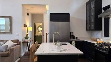 Een koelkast, een magnetron, een oven, een kookplaat