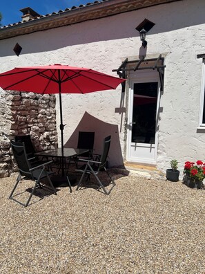 Outdoor dining - Enchanting 200 year old 2-bedroom gîte with pool, 7 minutes drive to Eymet (Razac-d'Eymet)