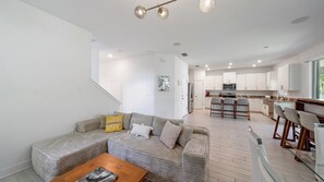 Smart-TV, Bücher, Arbeitsbereiche, Drucker