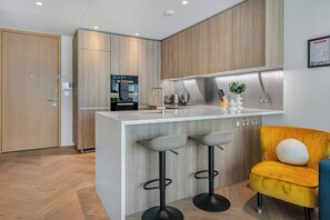 Réfrigérateur, micro-ondes, plaque de cuisson, lave-vaisselle
