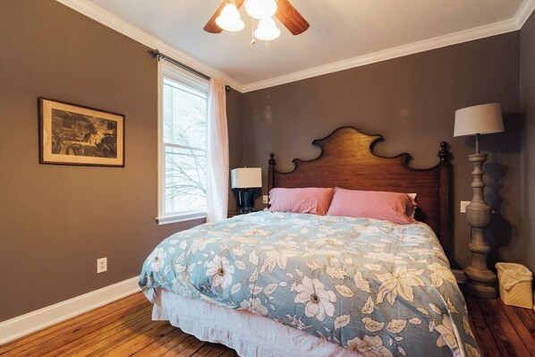 4 bedrooms, iron/ironing board, WiFi, bed sheets