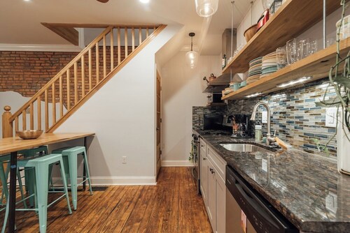 Old-World Charm House with Roof  Deck in Ave of the Arts, Philadelphia