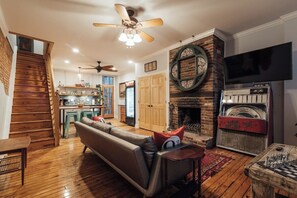 Télévision, cheminée