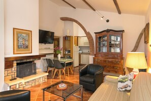 Smart TV - Podere Isabella - Carob Apartment with pool and fenced garden (San Vincenzo)