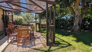Outdoor dining - Podere Isabella - Carob Apartment with pool and fenced garden (San Vincenzo)