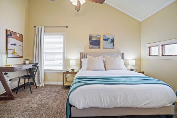 3 bedrooms, desk, iron/ironing board, travel cot - Midcentury Modern Home - Close to TCU/Dickies/Zoo! (Fort Worth)