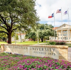 Property grounds - Midcentury Modern Home - Close to TCU/Dickies/Zoo! (Fort Worth)