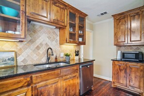 Fridge, microwave, oven, stovetop - Midcentury Modern Home - Close to TCU/Dickies/Zoo! (Fort Worth)