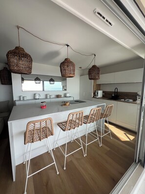 Micro-ondes, four, plaque de cuisson, lave-vaisselle