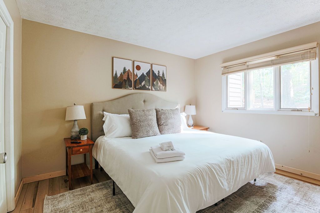2 bedrooms, iron/ironing board, WiFi (free), bed sheets