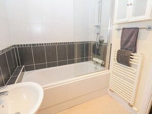 Cottage | Bathroom | Shower - Lingla House (Frizington)