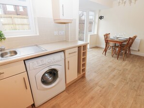 Cottage | Private kitchen | Dishwasher, cookware/dishes/utensils - Lingla House (Frizington)