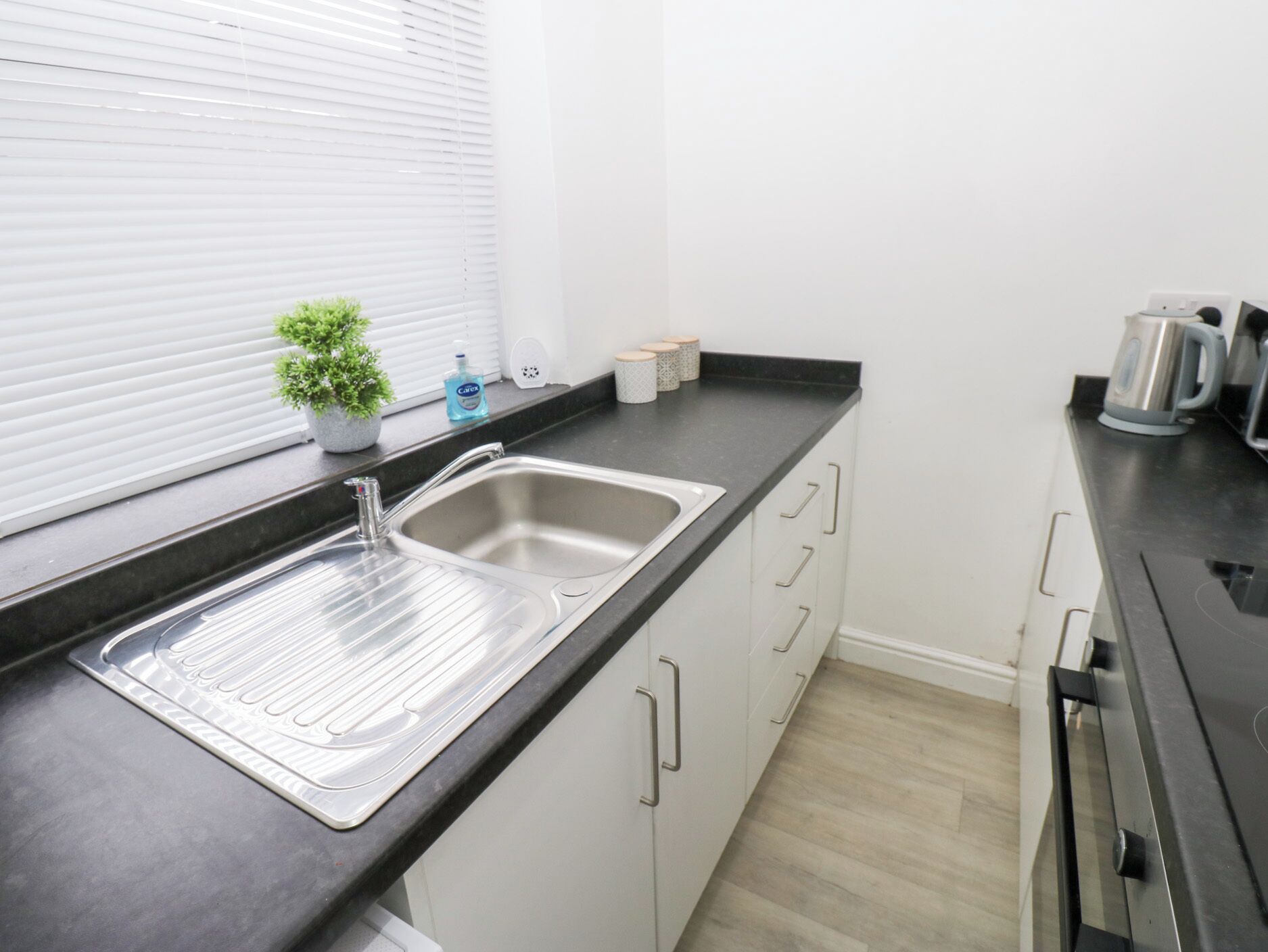 Cottage | Private kitchen | Dishwasher, cookware/dishes/utensils