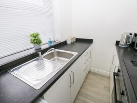 Cottage | Private kitchen | Dishwasher, cookware/dishes/utensils