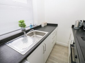 Cottage | Private kitchen | Dishwasher, cookware/dishes/utensils - Holly House (Whitehaven)