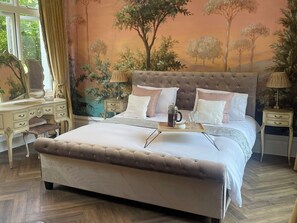 Trang trí khác biệt, trang bị nội thất với thiết kế riêng biệt 