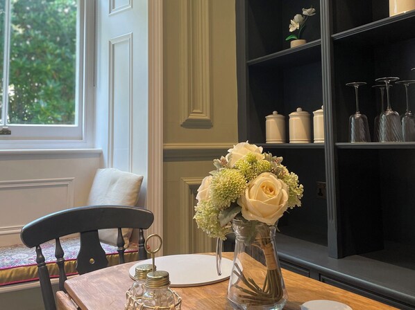 Dining - Garden Apartment (Par)