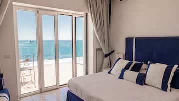 Suite Junior, vista mare | Una cassaforte in camera, una scrivania, Wi-Fi gratuito