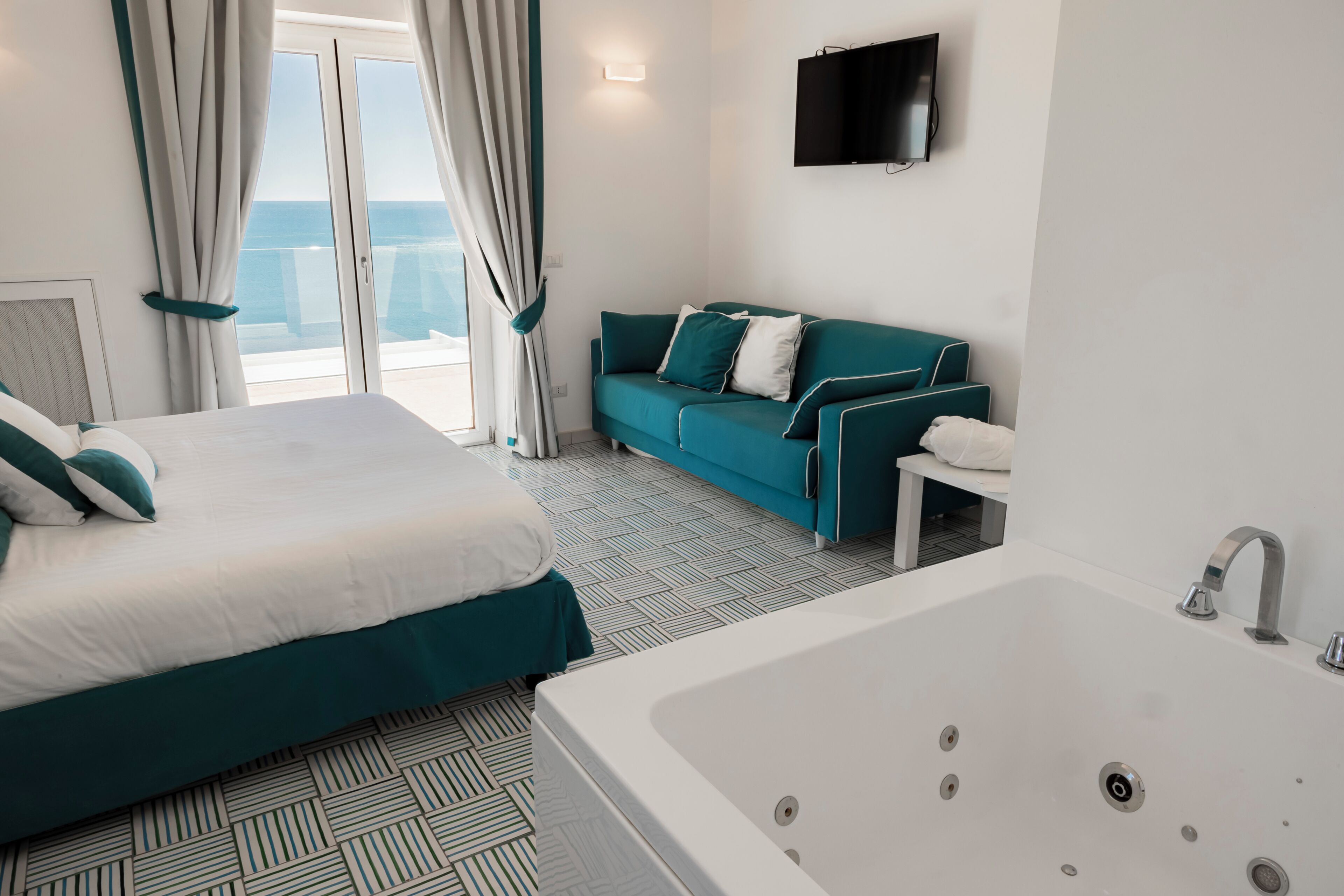 Suite, 1 grand lit et 1 canapé-lit, balcon, vue mer