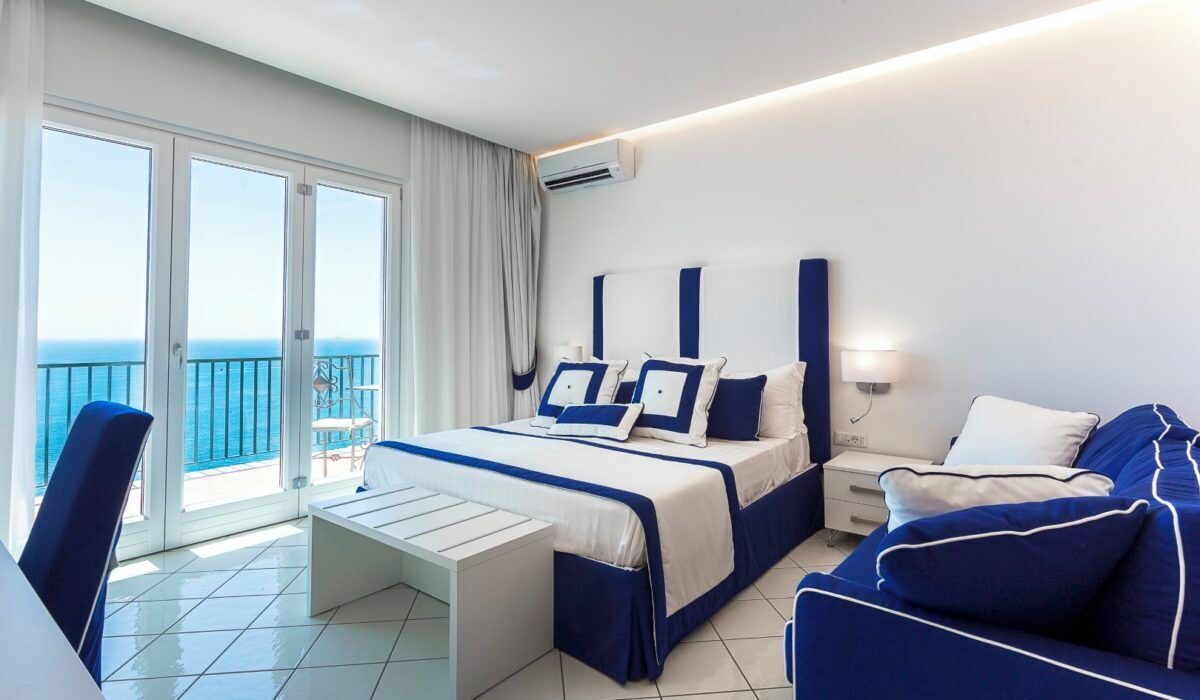 Habitación doble superior, balcón, vistas al mar | Caja fuerte, escritorio, wifi gratis