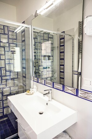 Suite, 1 Tempat Tidur Queen dengan tempat tidur Sofa, balkon, pemandangan laut | Kamar mandi | Shower, pengering rambut, handuk, dan sabun
