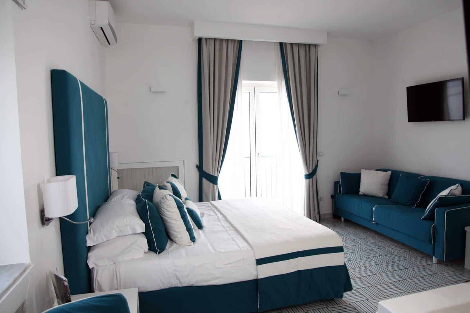 Suite, 1 cama de matrimonio con sofá cama, balcón, vistas al mar | Caja fuerte, escritorio, wifi gratis