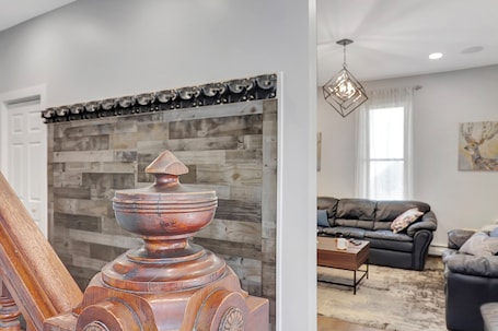 Interior. Spacious Central 4BR, Ski, Bike,Hike, Explore Downtown