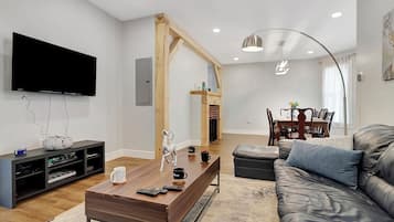 Smart TV, fireplace, stereo