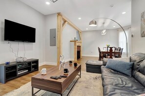 Een smart-tv, een open haard en een stereo