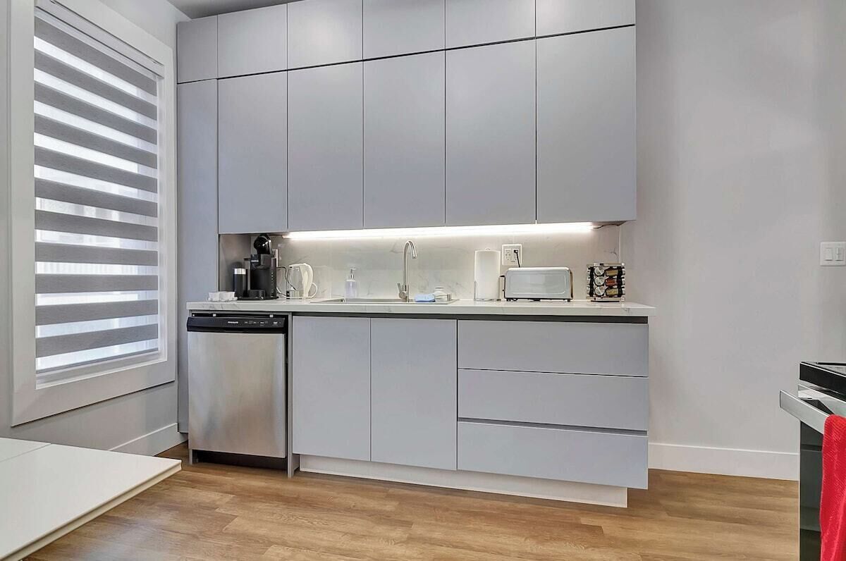 Coffee/tea maker, fridge, microwave, oven