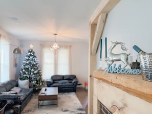 Smart TV, fireplace, stereo