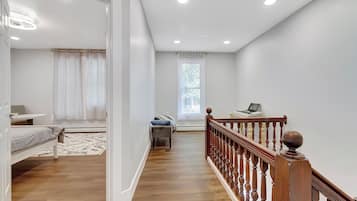 4 bedrooms, iron/ironing board, free WiFi, bed sheets