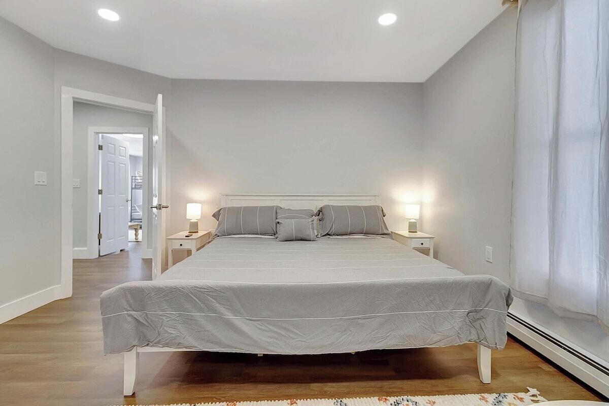 4 bedrooms, iron/ironing board, free WiFi, bed sheets