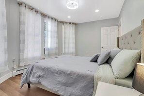 4 makuuhuonetta, silitysrauta/-lauta, ilmainen Wi-Fi, vuodevaatteet