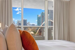 3 soverom, skrivebord, strykejern/-brett og reiseseng for barn