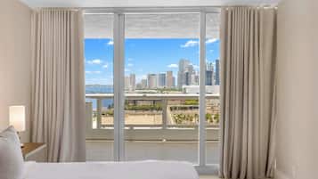 3 habitaciones, escritorio y tabla de planchar con plancha